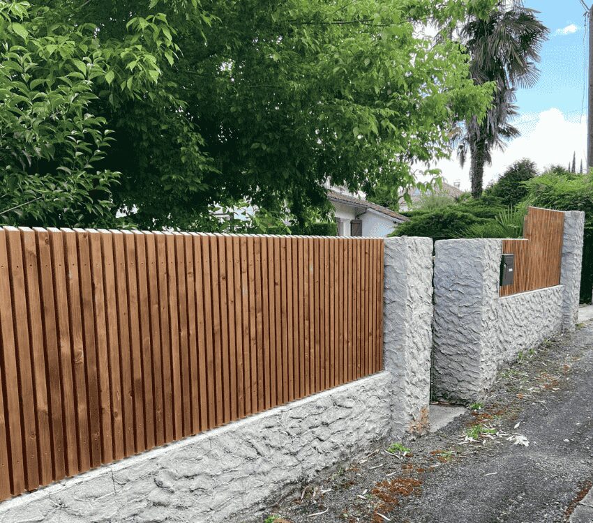 Travaux de menuiserie extérieure à Salies-de-Béarn avec installation de clôture et portail en bois