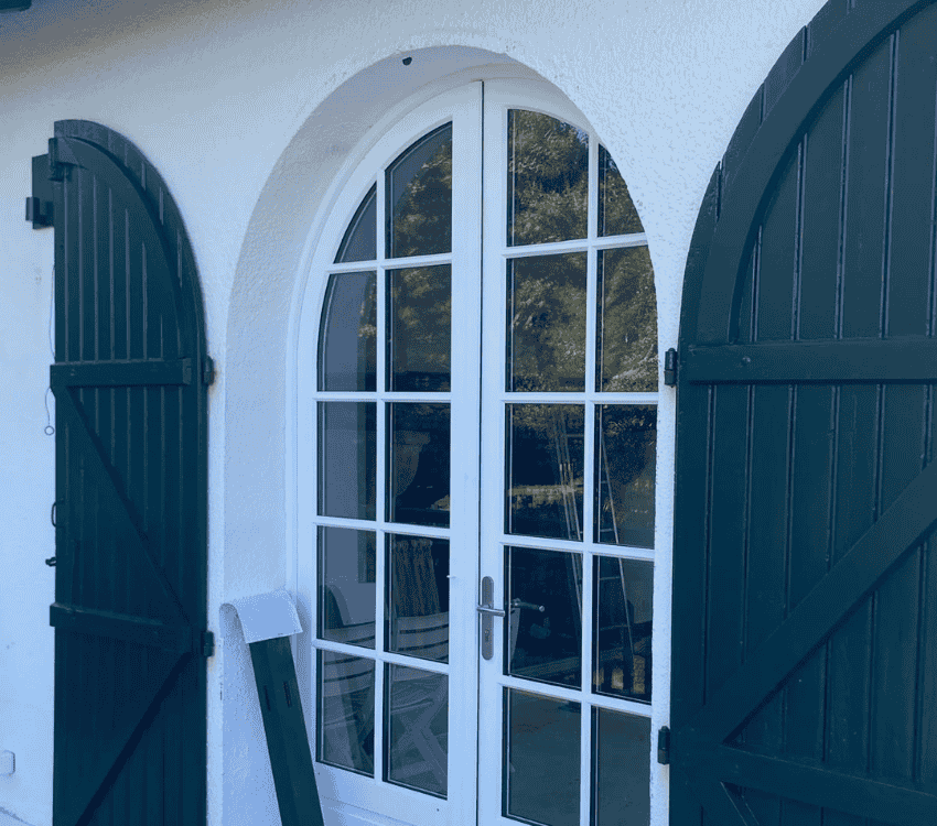 Entreprise menuiserie extérieure à Salies-de-Béarn, pose de portes-fenêtres et volets en bois sur mesure